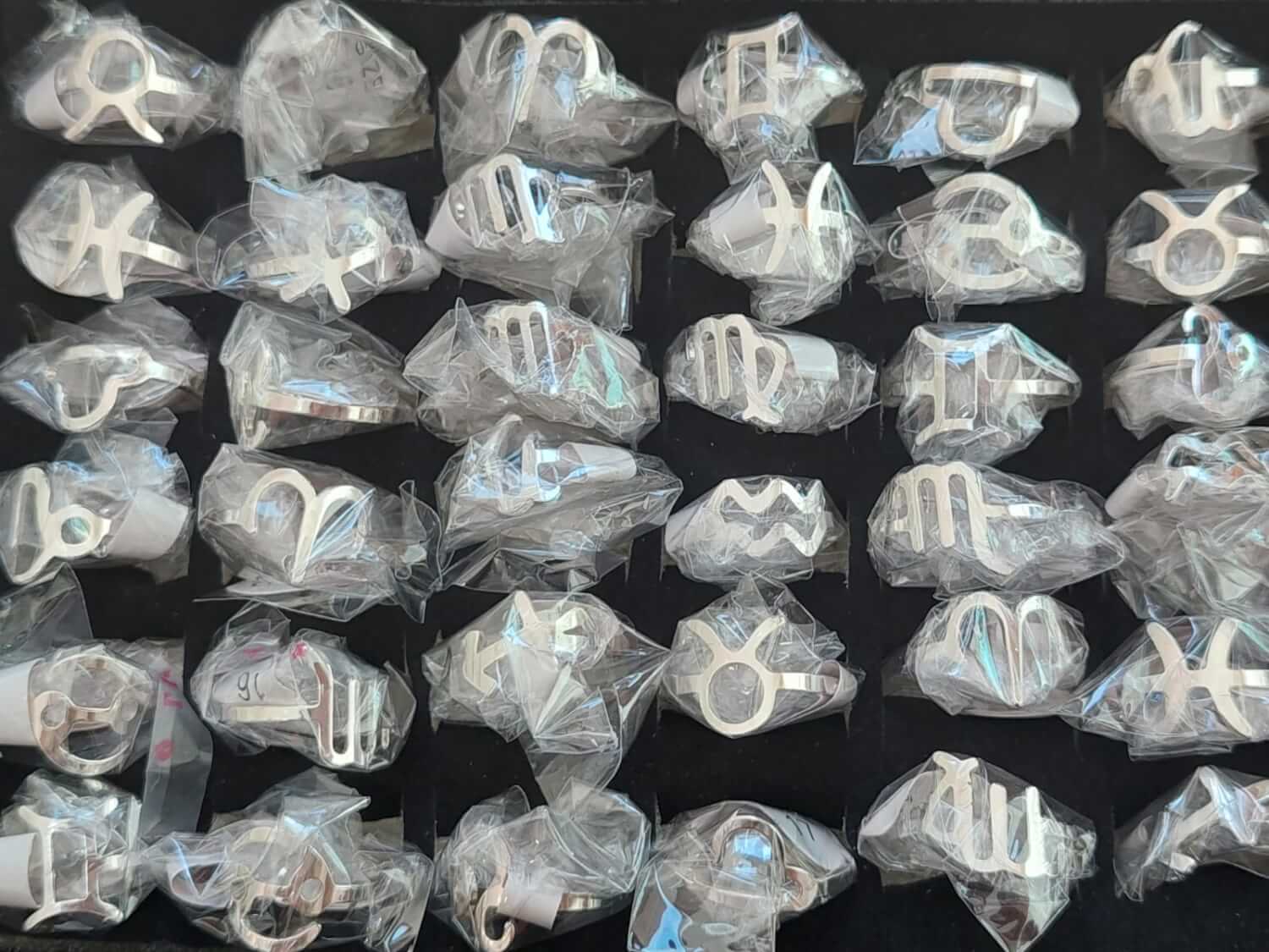 ANILLO DE ACERO BLANCO SIGNOS DEL ZODIACO X 36 UNIDADES. NÚMEROS 16 AL 18.