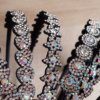 VINCHA CON DETALLES STRASS X 12 UNID SURTIDO DE MODELOS.