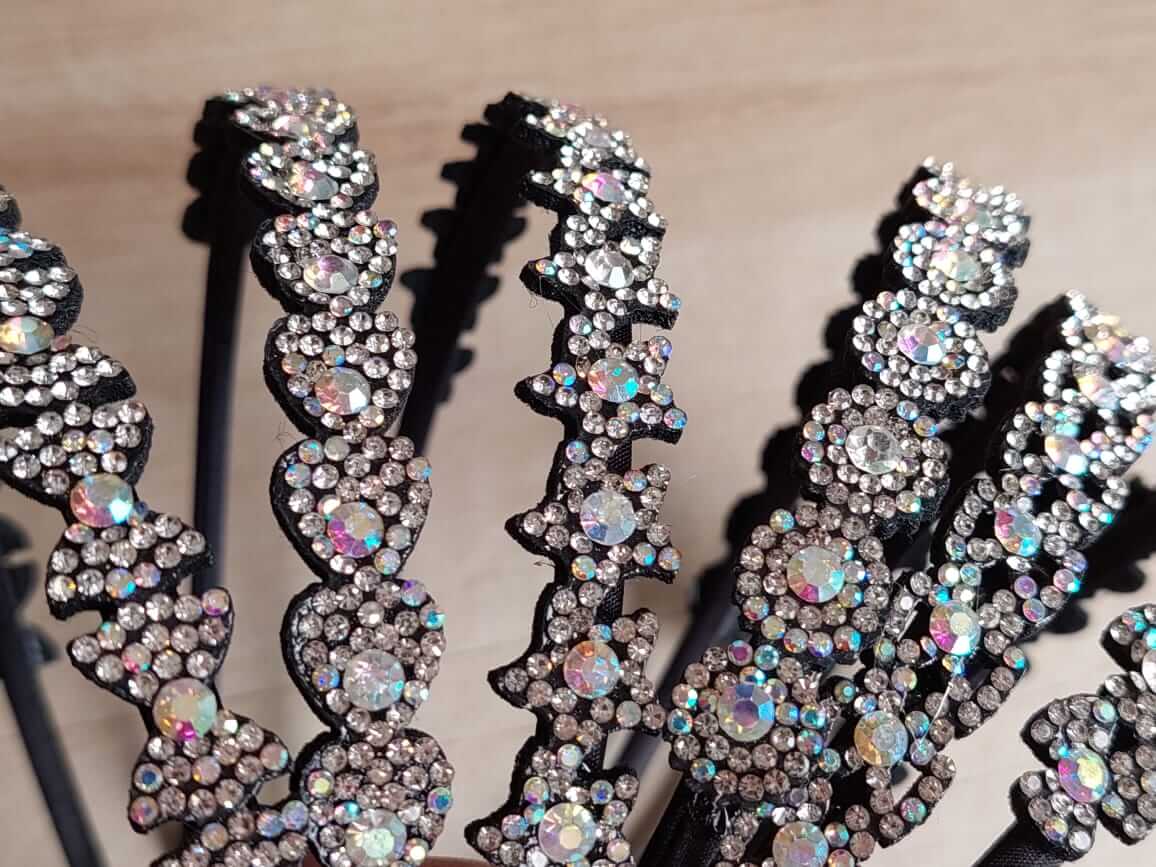 VINCHA CON DETALLES STRASS X 12 UNID SURTIDO DE MODELOS.
