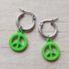 ARO DE ACERO ARGOLLA 14 MM CON DIJE SÍMBOLO DE LA PAZ COLGANTE VERDE