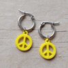 ARO DE ACERO ARGOLLA 14 MM CON DIJE SÍMBOLO DE LA PAZ COLGANTE AMARILLO