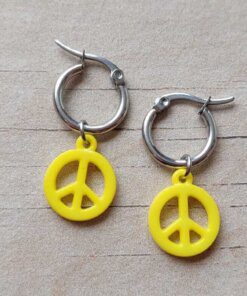 ARO DE ACERO ARGOLLA 14 MM CON DIJE SÍMBOLO DE LA PAZ COLGANTE AMARILLO