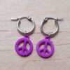 ARO DE ACERO ARGOLLA 14 MM CON DIJE SÍMBOLO DE LA PAZ COLGANTE VIOLETA
