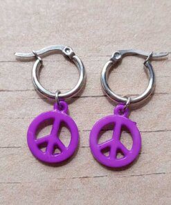 ARO DE ACERO ARGOLLA 14 MM CON DIJE SÍMBOLO DE LA PAZ COLGANTE VIOLETA