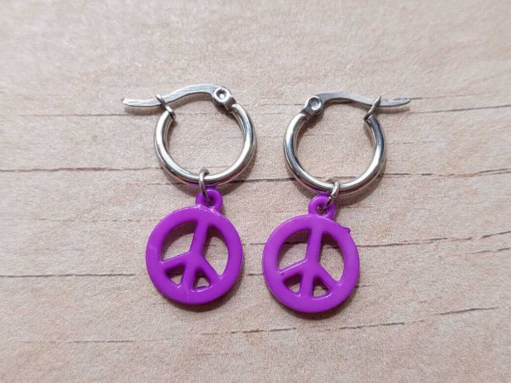 ARO DE ACERO ARGOLLA 14 MM CON DIJE SÍMBOLO DE LA PAZ COLGANTE VIOLETA