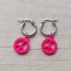 ARO DE ACERO ARGOLLA 14 MM CON DIJE SÍMBOLO DE LA PAZ COLGANTE FUCSIA
