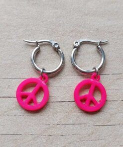 ARO DE ACERO ARGOLLA 14 MM CON DIJE SÍMBOLO DE LA PAZ COLGANTE FUCSIA