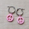 ARO DE ACERO ARGOLLA 14 MM CON DIJE SÍMBOLO DE LA PAZ COLGANTE ROSA