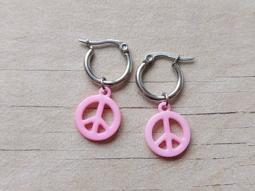 ARO DE ACERO ARGOLLA 14 MM CON DIJE SÍMBOLO DE LA PAZ COLGANTE ROSA