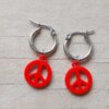 ARO DE ACERO ARGOLLA 14 MM CON DIJE SÍMBOLO DE LA PAZ COLGANTE ROJO