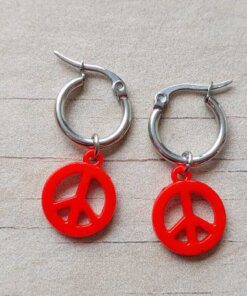 ARO DE ACERO ARGOLLA 14 MM CON DIJE SÍMBOLO DE LA PAZ COLGANTE ROJO