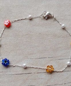 PULSERA DE ACERO BLANCO ESPEJITO CON PERLITAS Y DIJES DE FLOR TIPO CRISTAL DE MURANO. LARGO 18 CM