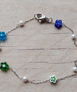 PULSERA DE ACERO ESPEJITO CON PERLITAS Y DIJES DE FLOR TIPO CRISTAL DE MURANO. LARGO 18 CM