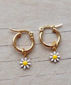 ARO DE ACERO DORADO ARGOLLA 15 MM CON DIJE MARGARITA ESMALTADA COLOR BLANCO