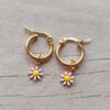 ARO DE ACERO DORADO ARGOLLA 15 MM CON DIJE MARGARITA ESMALTADA COLOR ROSA