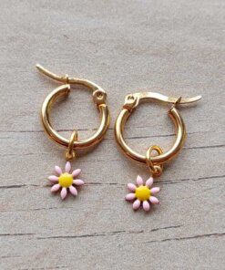ARO DE ACERO DORADO ARGOLLA 15 MM CON DIJE MARGARITA ESMALTADA COLOR ROSA
