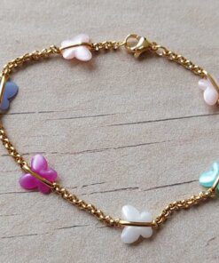 PULSERA DE ACERO DORADA ROLO 2.0 CON DIJES MARIPOSAS DE ACRÍLICO PERLADO MULTICOLOR. LARGO 18,5 CM