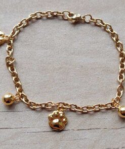 PULSERA DE ACERO DORADO ESLABÓN TIFFANY CON BOLITAS Y DIJES DE HUELLITAS COLGANTES. LARGO 19,5 CM