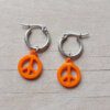 ARO DE ACERO ARGOLLA 14 MM CON DIJE SÍMBOLO DE LA PAZ COLGANTE NARANJA