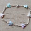PULSERA DE ACERO BLANCO ROLO 2.0 CON DIJES MARIPOSA ACRÍLICO MULTICOLOR. LARGO 18,5 CM