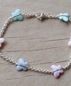 PULSERA DE ACERO BLANCO ROLO 2.0 CON DIJES MARIPOSA ACRÍLICO MULTICOLOR. LARGO 18,5 CM