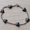 PULSERA DE ACERO ROLO 2.0 CON MARIPOSAS DE ACRÍLICO NEGRO ENGARZADA. LARGO 18.5 CM