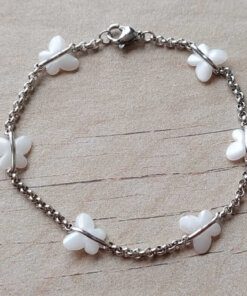 PULSERA DE ACERO ROLO 2.0 CON MARIPOSAS DE ACRÍLICO BLANCO NACARADO ENGARZADA. LARGO 18.5 CM