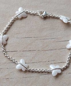PULSERA DE ACERO BLANCO ROLO 2.0 CON DIJES MARIPOSA ACRÍLICO BLANCO NACARADO. LARGO 18,5 CM