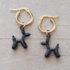 ARO DE ACERO DORADO ARGOLLA 14 MM CON DIJE PERRO GLOBO NEGRO