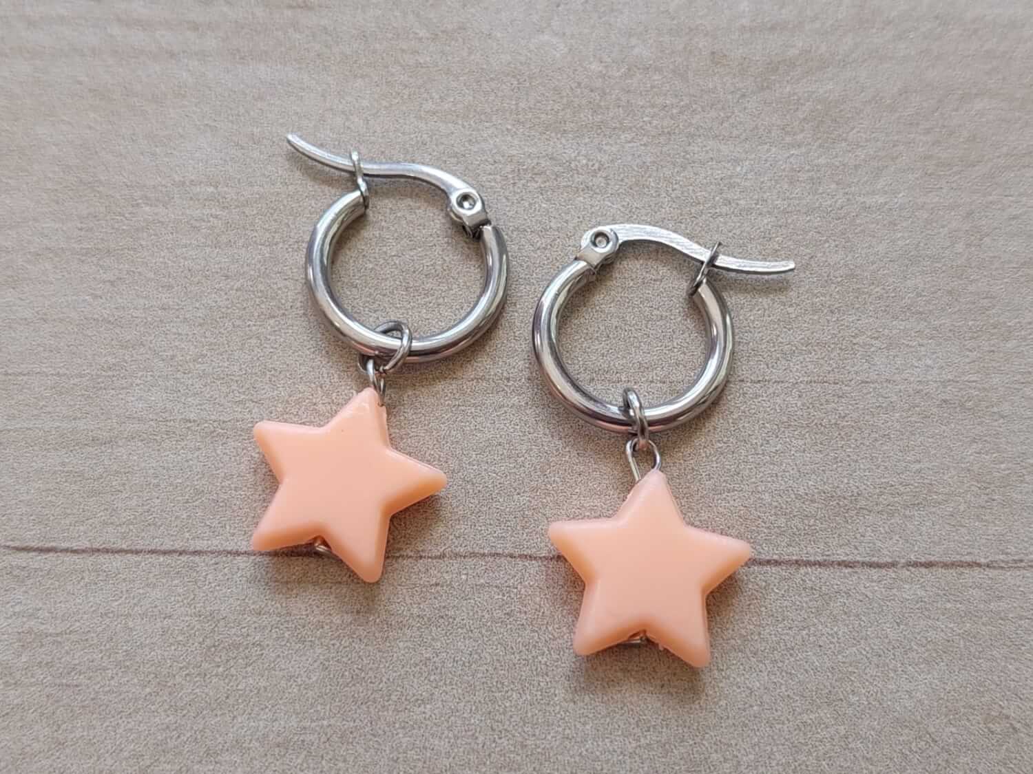 ARO DE ACERO ARGOLLA 14 MM CON ESTRELLA ACRÍLICO COLGANTE