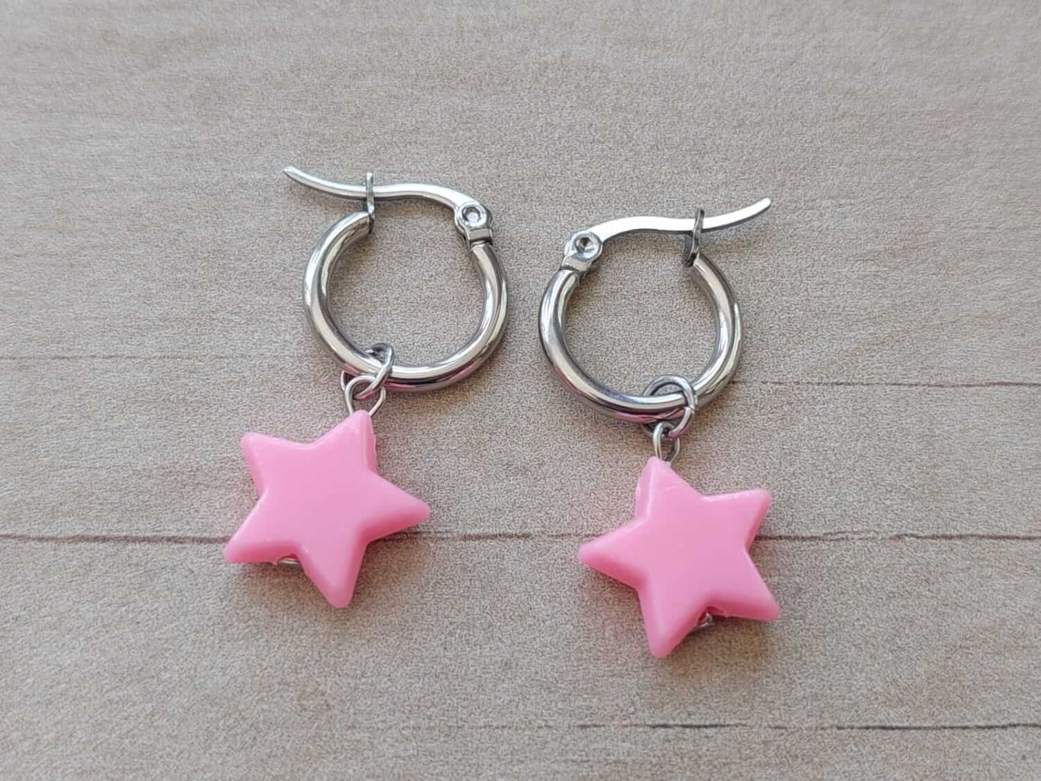 ARO DE ACERO ARGOLLA 14 MM CON ESTRELLA ACRÍLICO COLGANTE