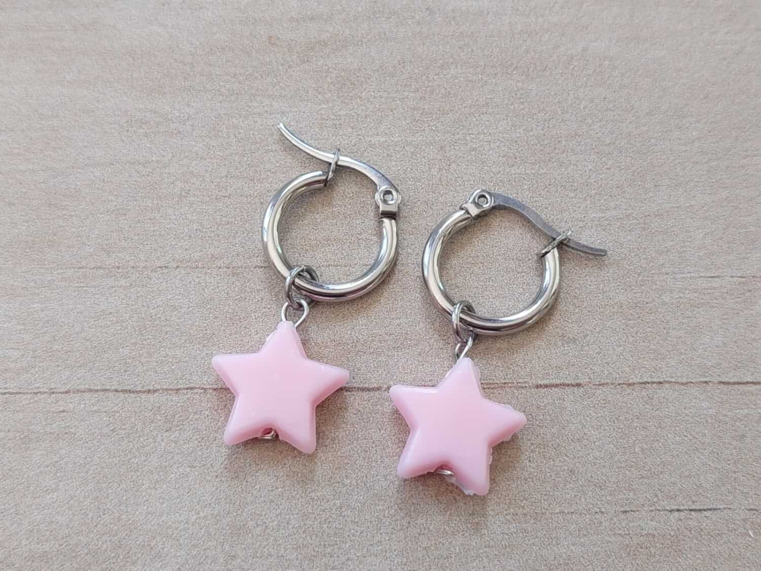 ARO DE ACERO ARGOLLA 14 MM CON ESTRELLA ACRÍLICO COLGANTE