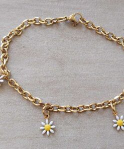 PULSERA DE ACERO DORADO ESLABÓN TIFFANY DIAMANTADA CON MARGARITAS BLANCAS ESMALTADAS COLGANTES. LARGO 19 CM