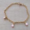 PULSERA DE ACERO DORADO ESLABÓN TIFFANY DIAMANTADA CON OJITOS ROSAS ESMALTADOS COLGANTES. LARGO 19 CM
