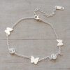 PULSERA DE ACERO BLANCO ESPEJITO CON TRES MARIPOSAS Y STRASS INTERCALADOS. LARGO 18,5 CM + 5 CM EXT
