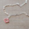 COLGANTE DE ACERO BLANCO CADENA ESLABÓN LARGO Y DIJE LABIOS CON STRASS ROJO. LARGO 48 + 5 CM EXT.
