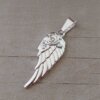 DIJE DE ACERO BLANCO CON ROSA. 13 X 35 MM