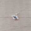 DIJE DE ACERO BLANCO OJO CON STRASS BLANCO Y CENTRO AZUL. MEDIDAS 10 MM