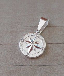 DIJE DE ACERO BLANCO BRÚJULA CON 4 STRASS. DIÁMETRO 16 MM