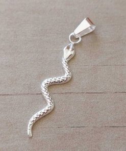 DIJE DE ACERO BLANCO VÍBORA. MEDIDAS 8 X 45 MM
