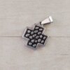 DIJE DE ACERO CRUZ DEL EQUILIBRIO FONDO ESMALTADO NEGRO. TAMAÑO 17 MM