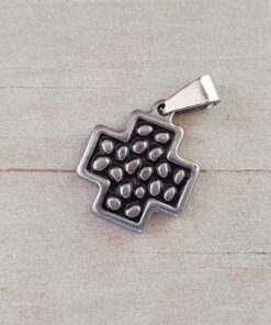 DIJE DE ACERO CRUZ DEL EQUILIBRIO FONDO ESMALTADO NEGRO. TAMAÑO 17 MM