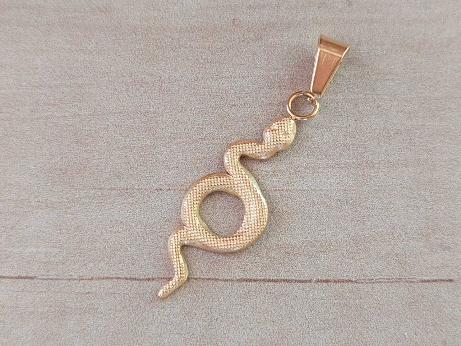 DIJE DE ACERO DORADO VÍBORA. MEDIDAS 12 X 37 MM