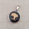 DIJE DE ACERO MEDALLA 25 MM CON ÁRBOL DE LA VIDA DORADO Y FONDO ESMALTADO EN NEGRO.