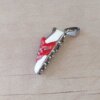 DIJE DE ACERO BOTÍN DE FÚTBOL. MEDIDA 13 X 23 MM