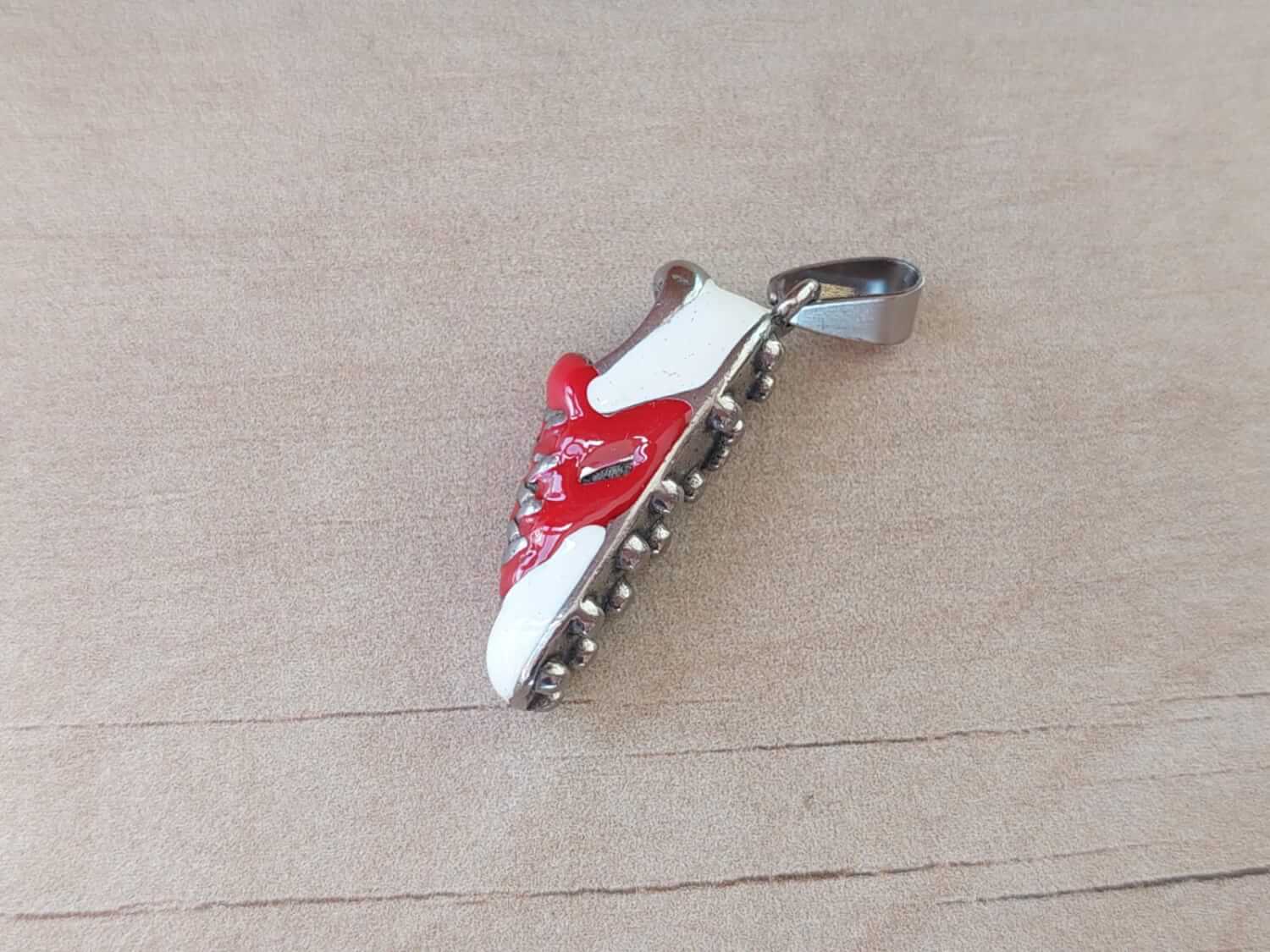 DIJE DE ACERO BOTÍN DE FÚTBOL. MEDIDA 13 X 23 MM