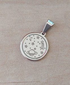 DIJE DE ACERO MEDALLA 18 MM CON SATURNO, LUNA Y ESTRELLAS GRABADAS.