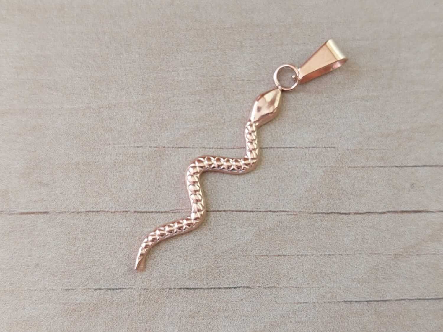 DIJE DE ACERO ROSÉ VÍBORA. MEDIDAS 10 X 45 MM