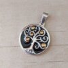 DIJE DE ACERO MEDALLA 25 MM CON ÁRBOL DE LA VIDA CON FONDO ESMALTADO EN NEGRO Y APLIQUES DORADOS.