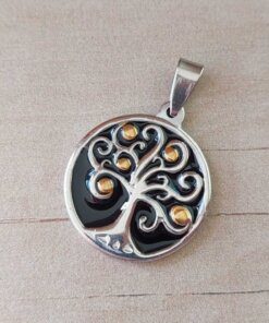 DIJE DE ACERO MEDALLA 25 MM CON ÁRBOL DE LA VIDA CON FONDO ESMALTADO EN NEGRO Y APLIQUES DORADOS.
